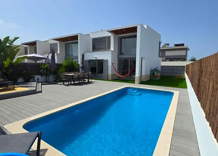 בית נופש Trevo House - With Private Pool Bicas